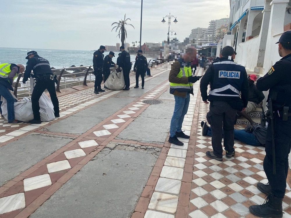 La Policía Nacional y la Policia Local  intervienen  más de un millar de prendas falsificadas en Puerto Marina y el paseo marítimo de Benalmádena (Málaga)