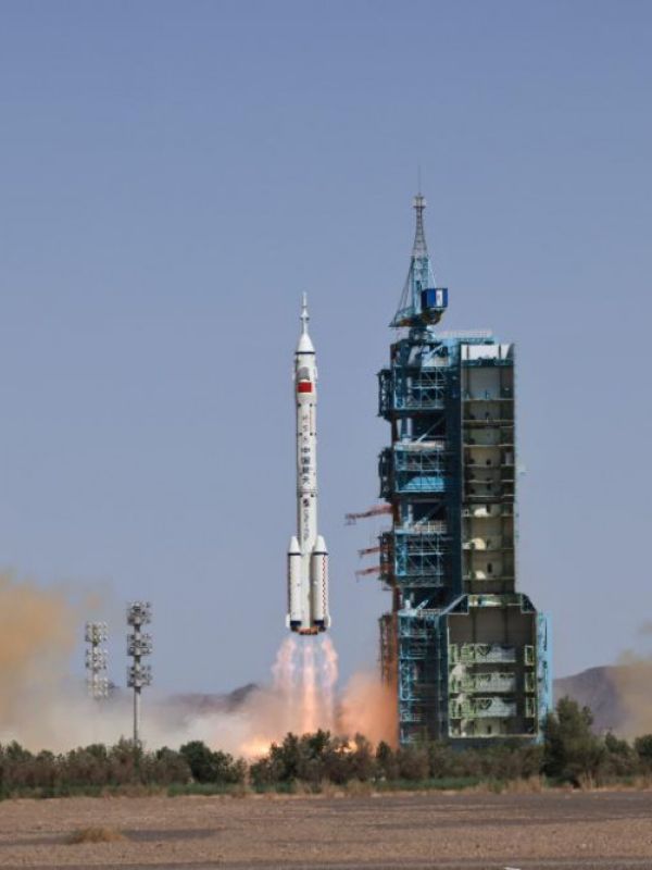 China lanza una misión tripulada para completar la construcción de su estación espacial