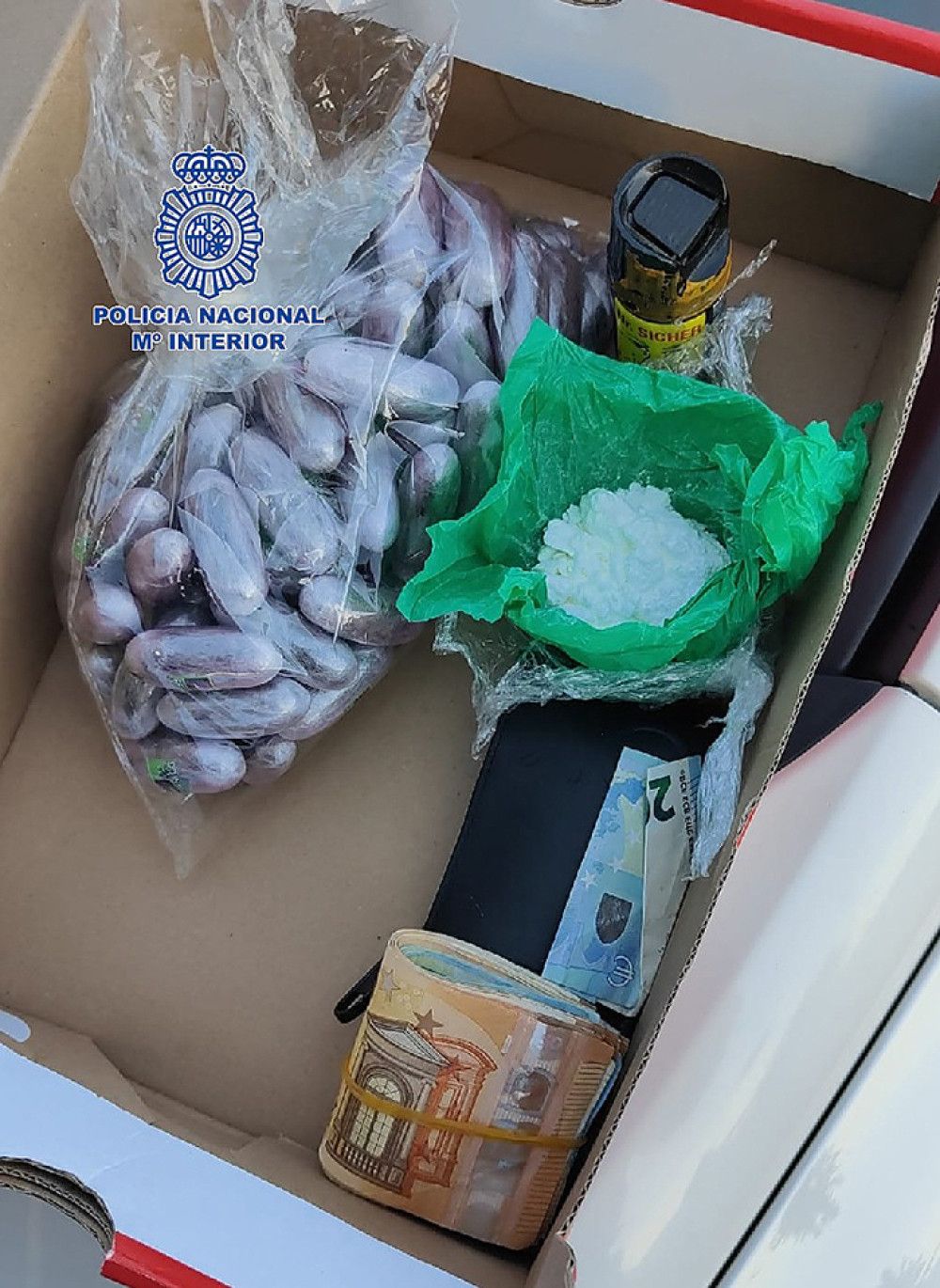 La Policía Nacional detiene en Marbella a dos hombres que transportaban en un vehículo 70 bellotas de hachís ocultas en una caja de zapatos