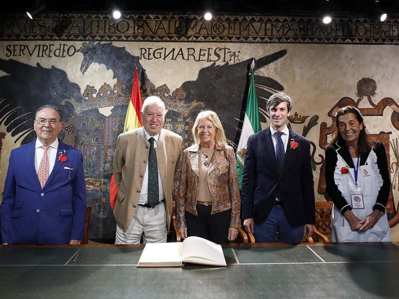 La alcaldesa recibe en el Ayuntamiento al exministro de Asuntos Exteriores, José Manuel García-Margallo