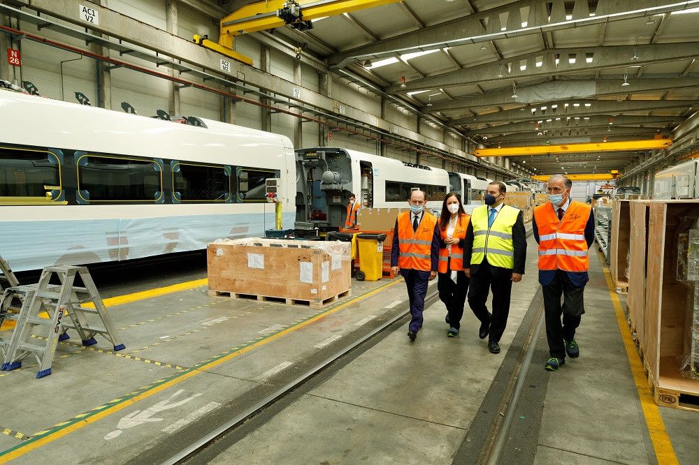 El ministro de Transportes conoce el avance en la fabricación de los trenes que Talgo pondrá a disposición de Renfe