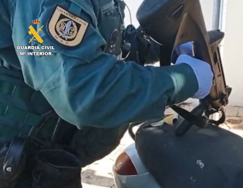 La Guardia Civil desarticula una organización criminal que robaba partidas de droga que acababa de venderles a sus clientes