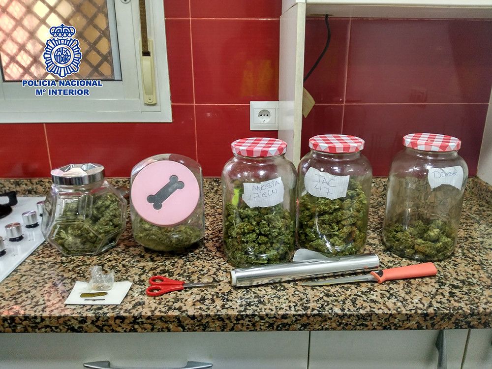 La Policía Local de Marbella desmantela un supuesto club de fumadores en el que se vendía droga y arresta a un hombre sobre el que pesaba una orden de búsqueda y detención