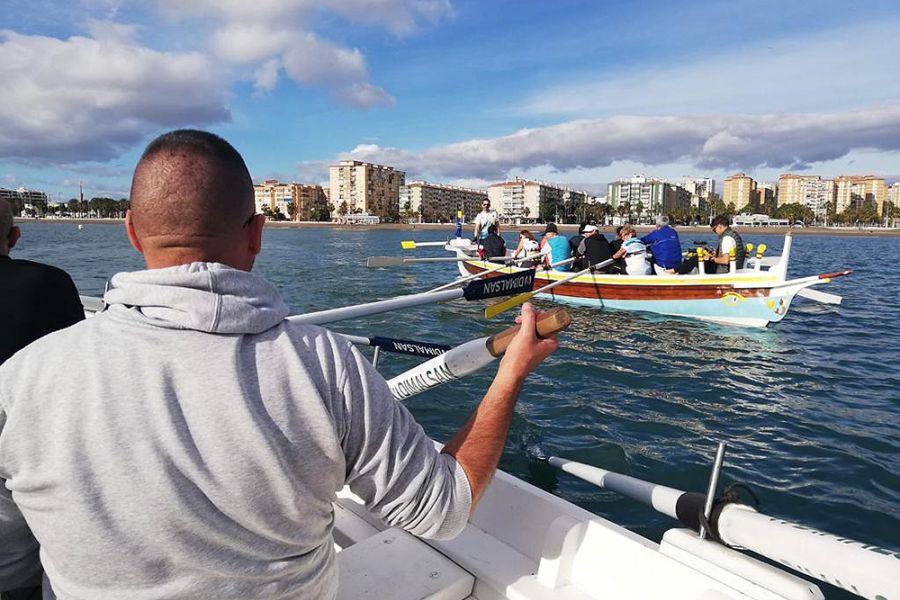 Más de 200 personas disfrutan de la Senda Azul y de la experiencia de remar en jábegas en el litoral malagueño