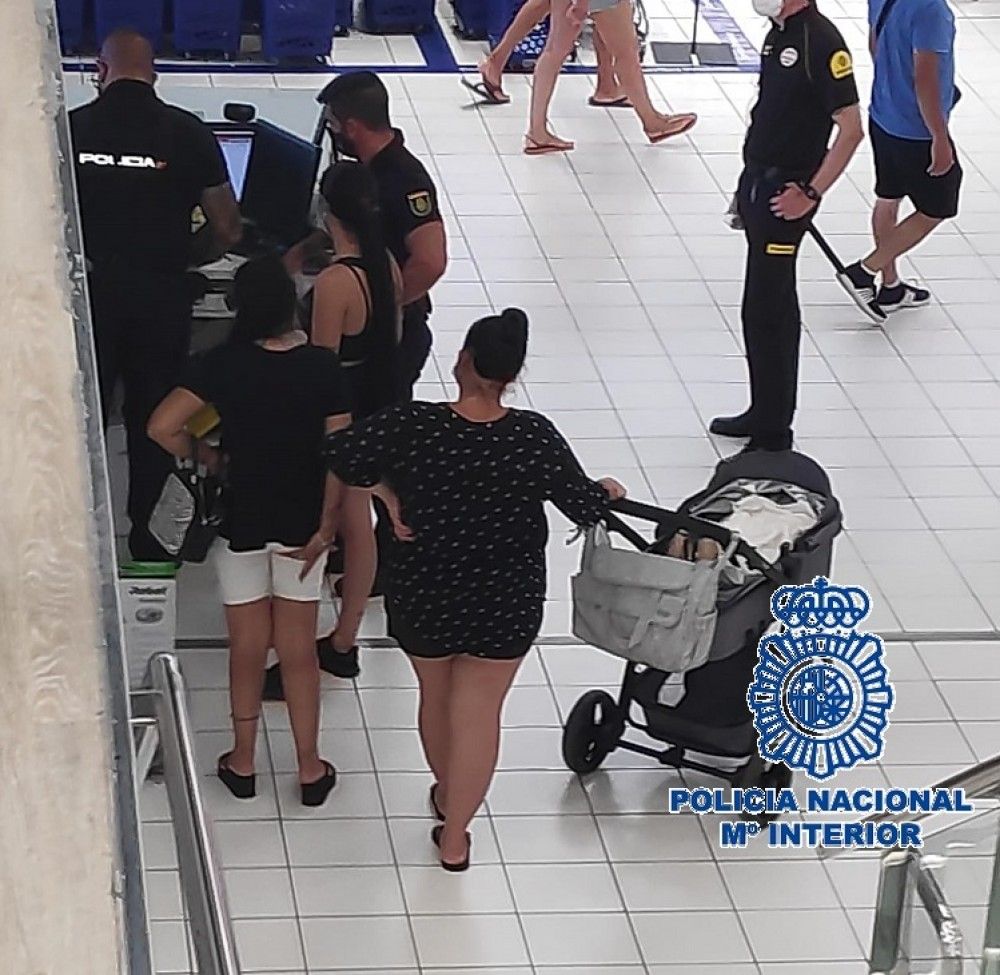 Investigadas tras hurtar un robot aspirador en un centro comercial de Estepona y ocultarlo en un carrito de bebé