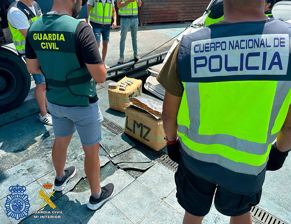 Intervenidos casi 5.000 kilogramos de hachís cuando trataban de descargarlos en el puerto de Santa Pola
