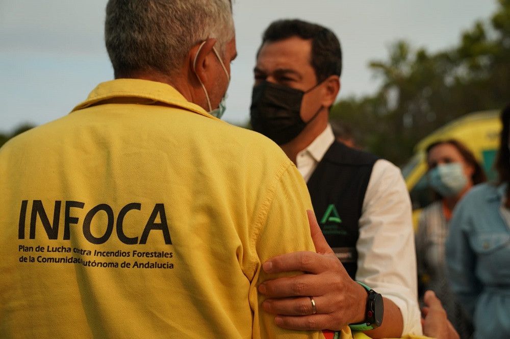 Los efectivos del Infoca logran perimetrar el incendio de Sierra Bermeja, que ya ha quemado 5.000 hectáreas