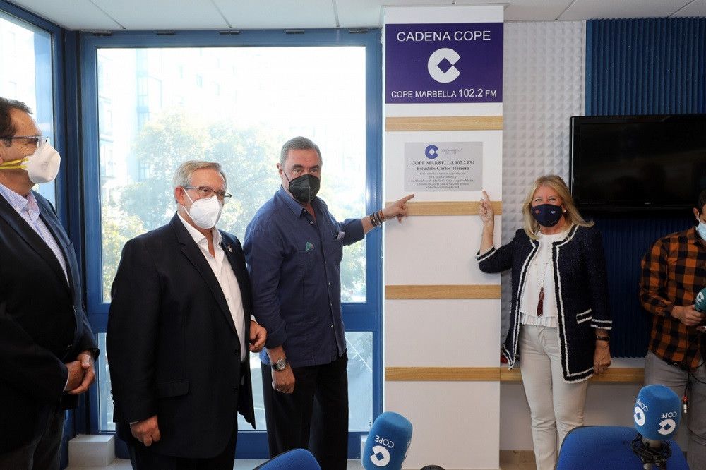 La alcaldesa respalda a Cope Marbella en la inauguración de sus nuevos estudios con el programa nacional conducido por Carlos Herrera