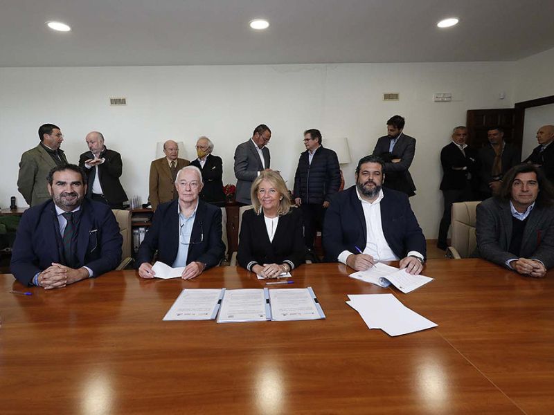 El Ayuntamiento firma un convenio con Acosol y la comunidad de propietarios de Hacienda Las Chapas para la ejecución de obras de mejora del saneamiento integral que beneficiarán a más de un millar de residentes de la urbanización