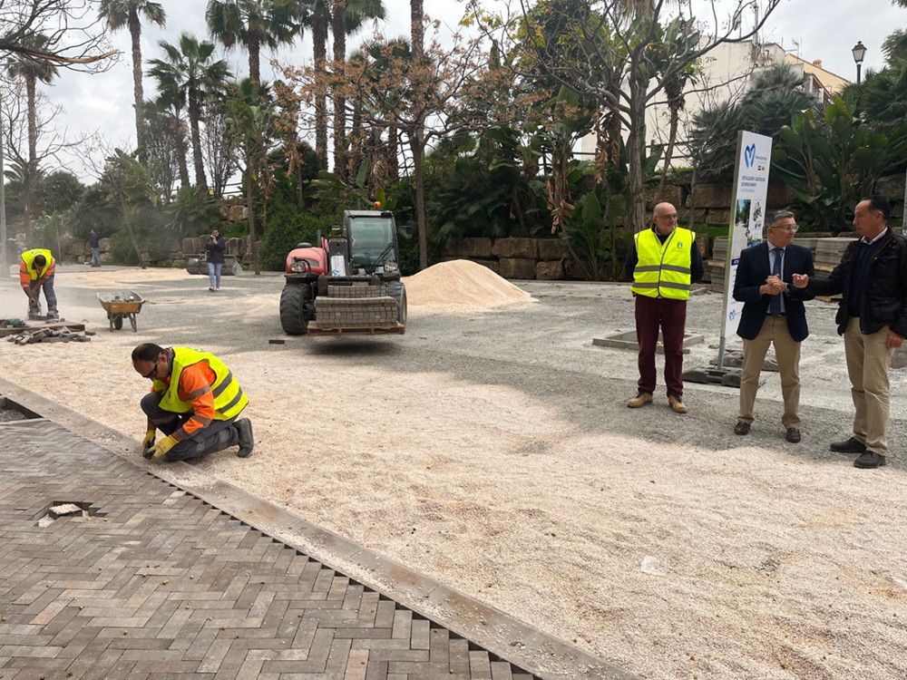 El Ayuntamiento está remodelando la plaza ubicada junto a la calle Del Pilar en San Pedro Alcántara