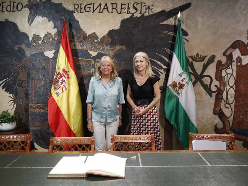 La alcaldesa mantiene una reunión de trabajo en el Ayuntamiento con la consejera de Educación