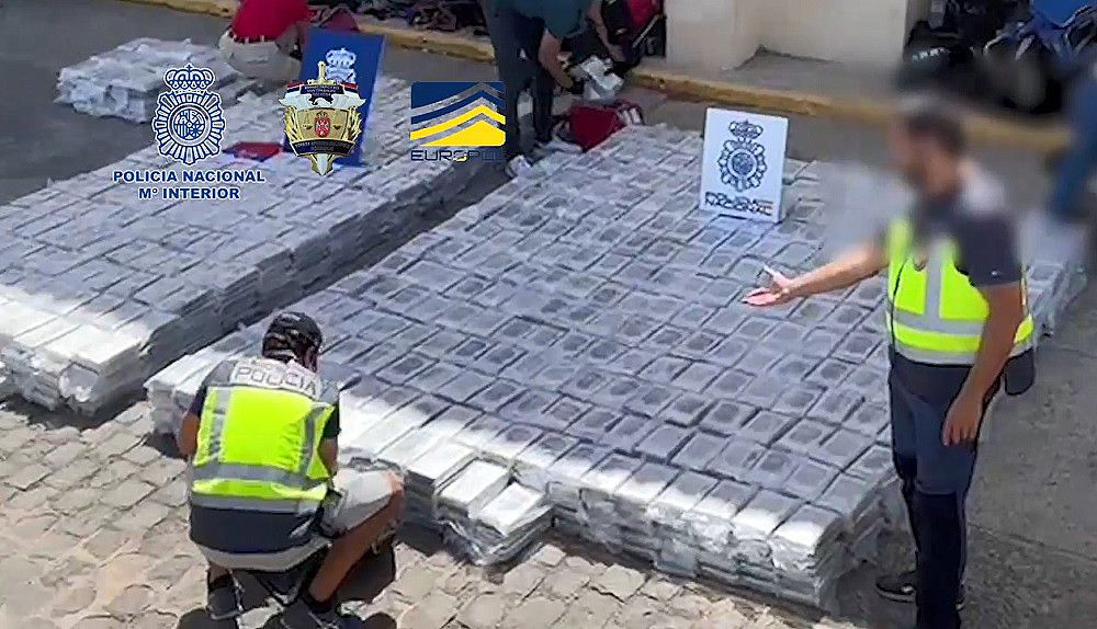 Desarticulada una organización criminal balcánica con la intervención de 2,7 toneladas de cocaína en un velero en alta mar