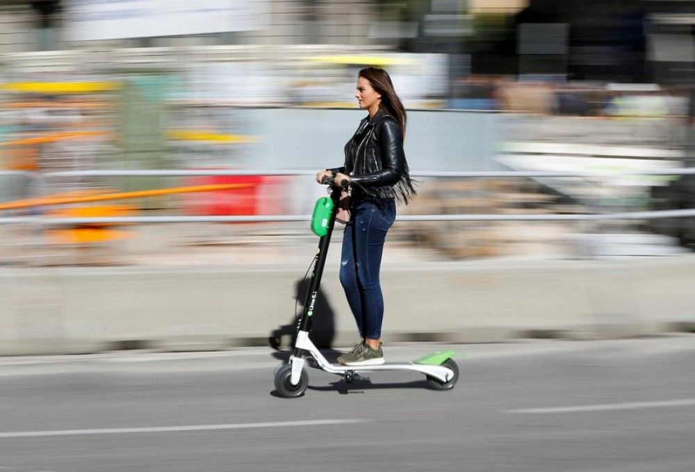 Revocada la condena por conducir sin permiso a un hombre que circulaba en un “patinete”