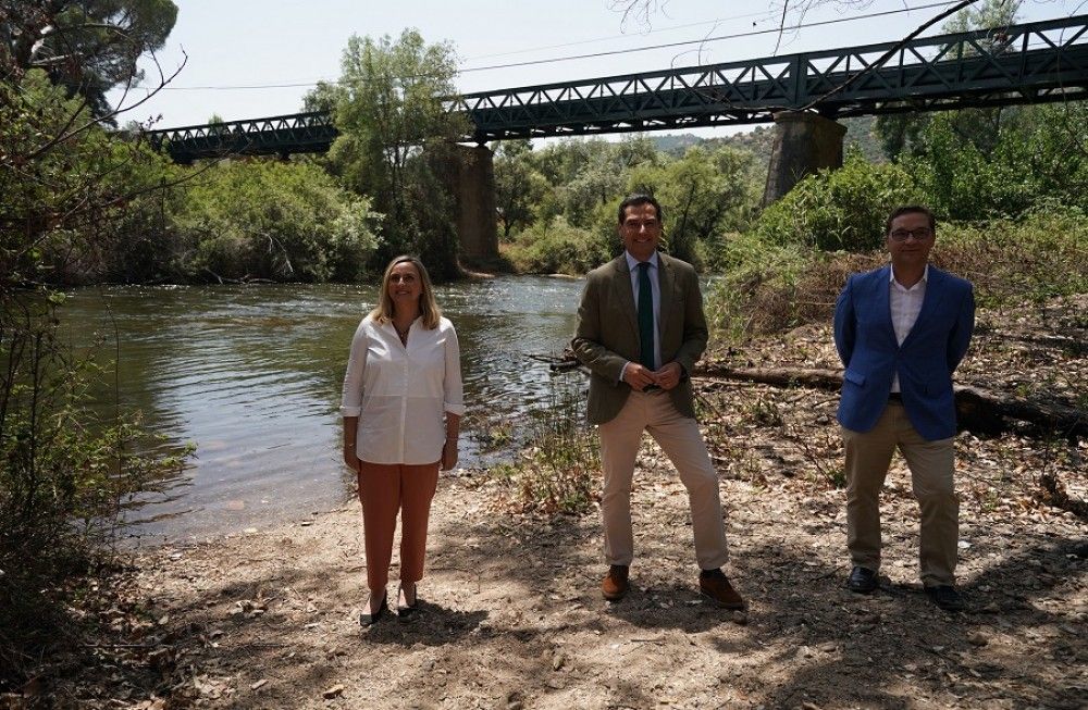 El presidente andaluz pone en valor las obras de emergencia en el Puente de Hierro sobre el río Jándula que han permitido salvarlo