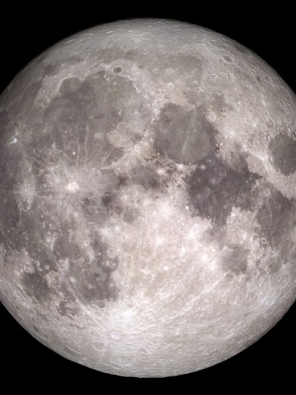 Nuevos datos apuntan a que la luna es más metálica de lo que se pensaba