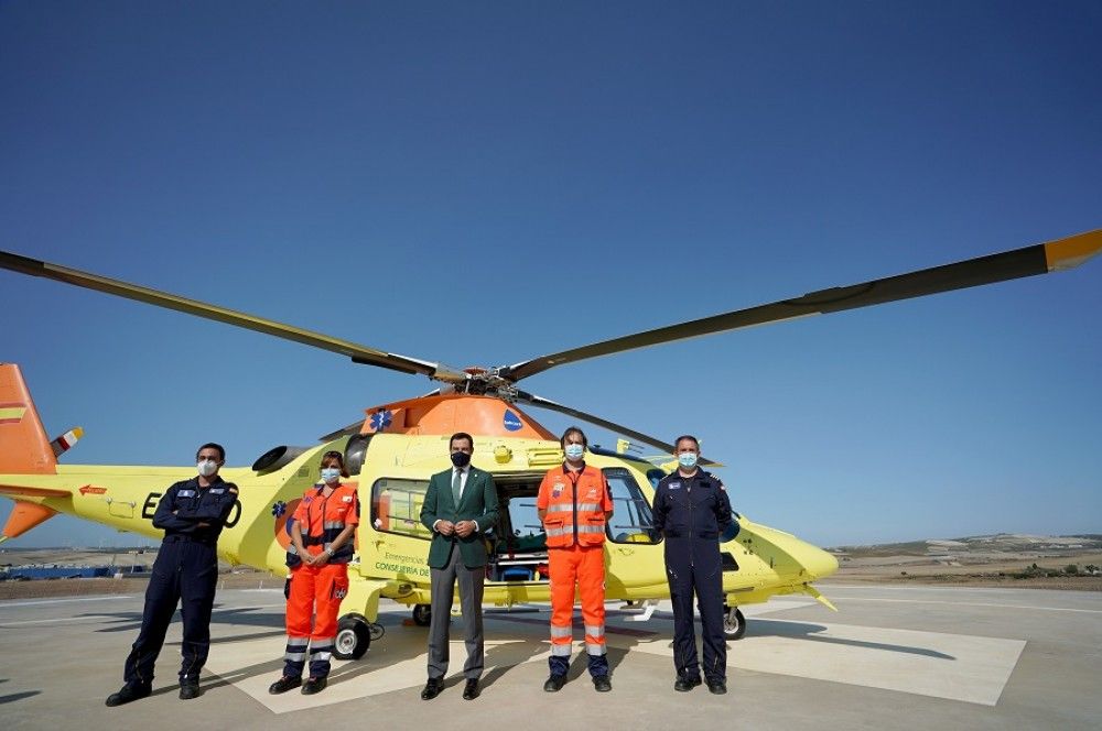 El presidente andaluz presenta el nuevo helicóptero medicalizado para la provincia de Cádiz que estará disponible los 365 días del año