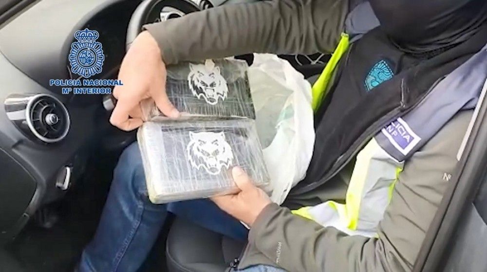 Tres detenidos en Fuengirola por tráfico de drogas e intervenidos más de dos kilogramos de cocaína en un vehículo