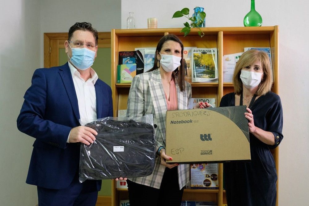 Educación reparte 224 dispositivos entre los profesionales de los Equipos de Orientación Educativa en Málaga