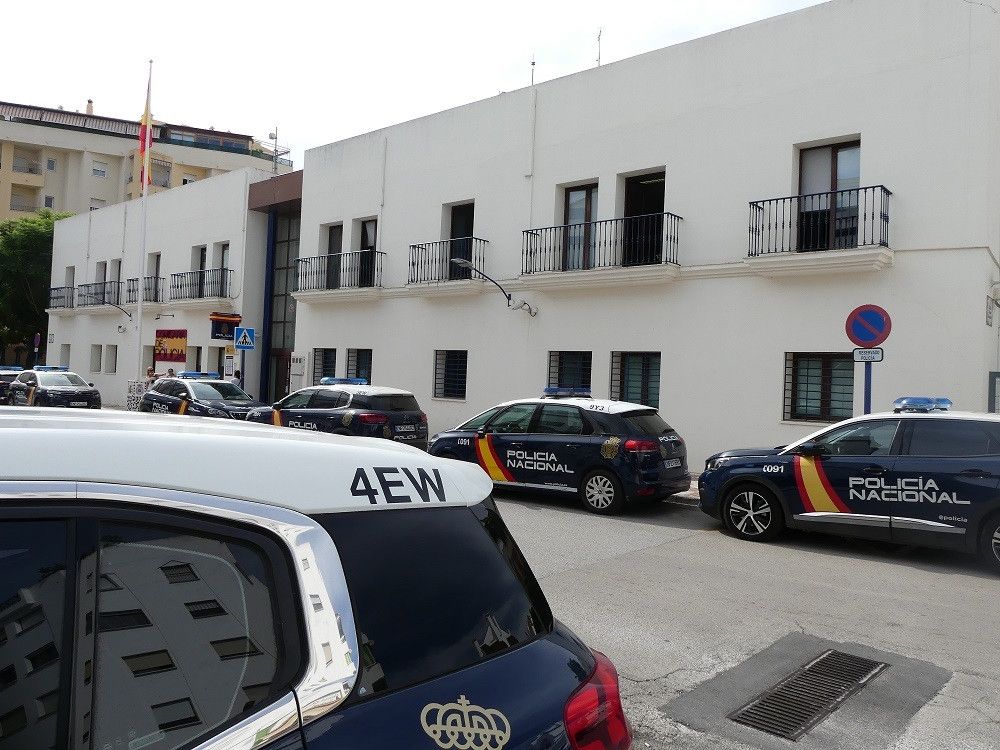 La Policía Nacional detiene en Estepona a tres hombres por propinar una paliza hasta dejar inconsciente a un joven para robarle el teléfono móvil