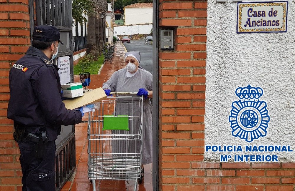 La Policía Nacional entrega el material sanitario donado por entidades y organizaciones a colectivos vulnerables de la provincia
