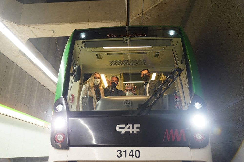 El presidente andaluz asiste a las primeras pruebas de la llegada del Metro de Málaga desde la estación de Guadalmedina hasta  la de Atarazanas