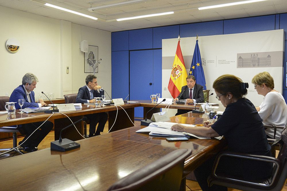 El ministro de Pesca confirma la oposición del Gobierno al reglamento sobre ecosistemas marinos vulnerables e insiste en su revisión en el menor plazo posible