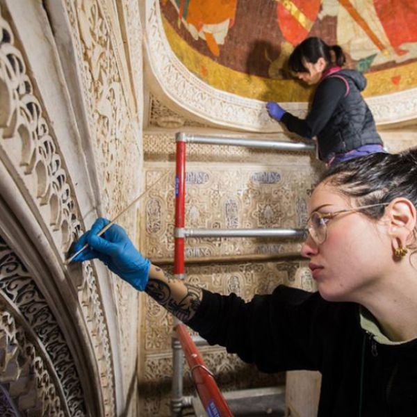 Continúa la intervención en las yeserías interiores de las alcobas laterales de la Sala de los Reyes