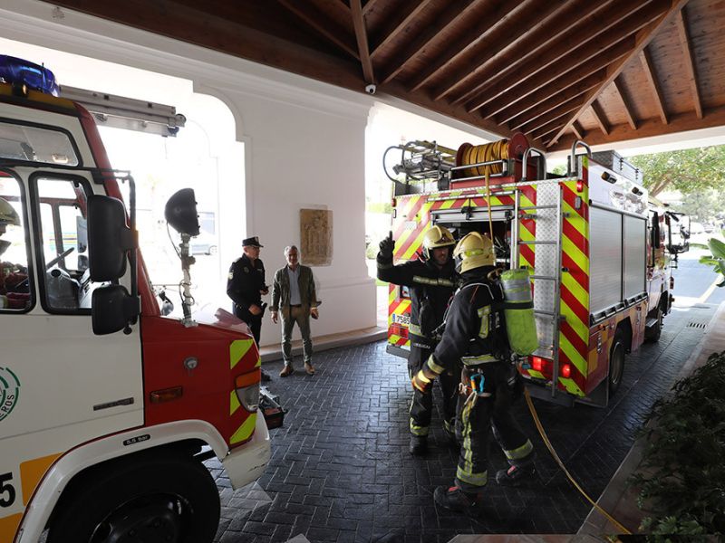 Los cuerpos de emergencias del municipio realizan un simulacro de incendio en el hotel Hard Rock