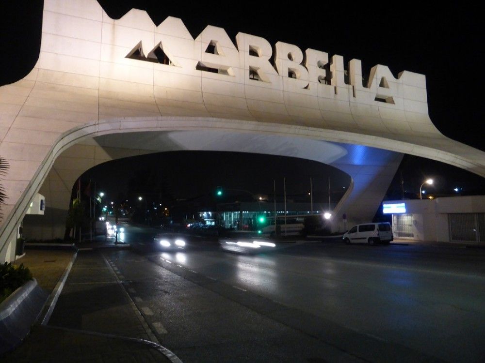 Cinco personas heridas en la colisión de tres turismos en Marbella
