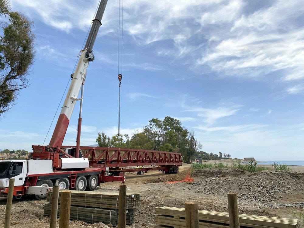 Estepona instala sobre el río Guadalmansa el puente de mayor longitud en el municipio de la Senda Litoral