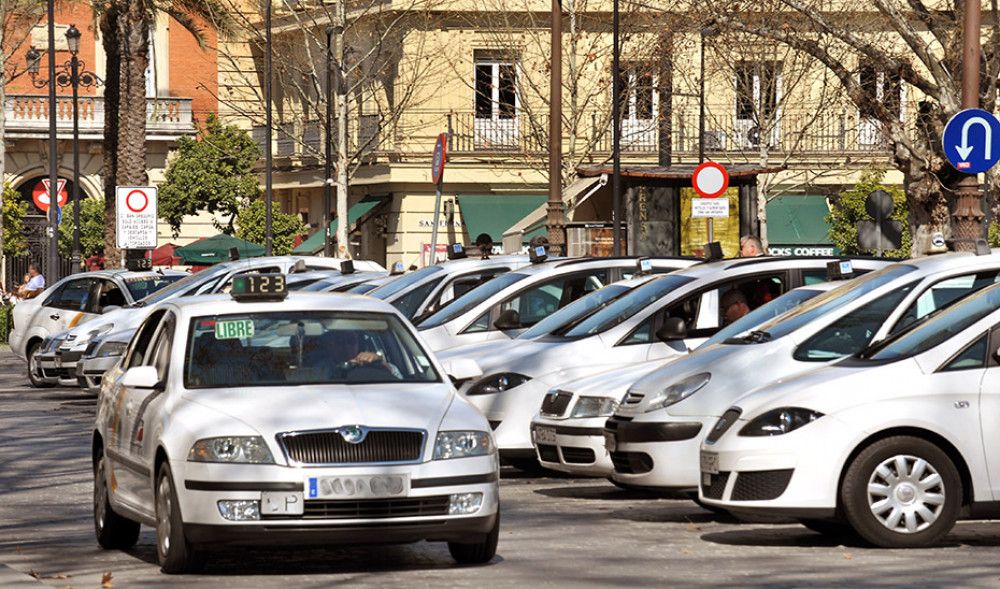 La Junta regulará las VTC con limitaciones para garantizar la convivencia con los taxis