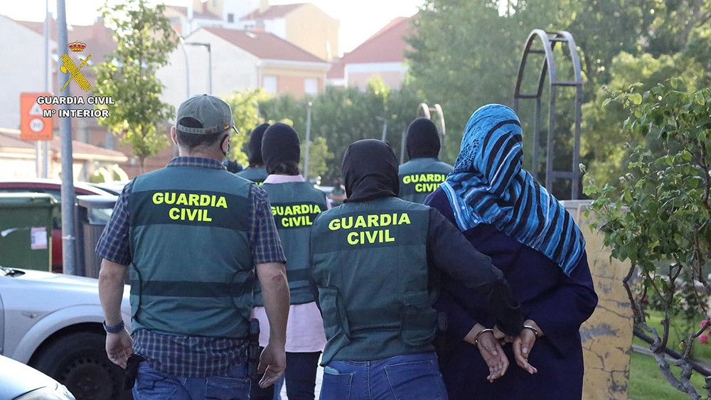 La Guardia Civil detiene en Valladolid a una mujer acusada de mantener una gran actividad en redes sociales en favor de Daesh