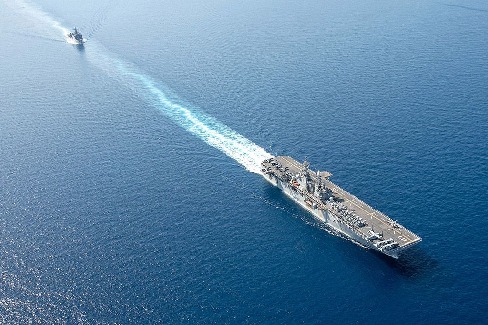 El USS Bataan y el USS Carter Hall, en el Mar Rojo el pasado mes de agosto. / Sargento de Artillería del Cuerpo de Marines Jeffrey Cordero /USNavy.