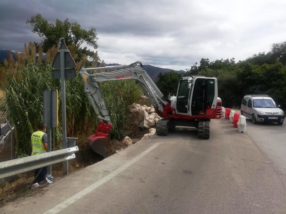 La Diputación arregla deslizamientos y deformaciones del pavimento en seis carreteras de la Axarquía