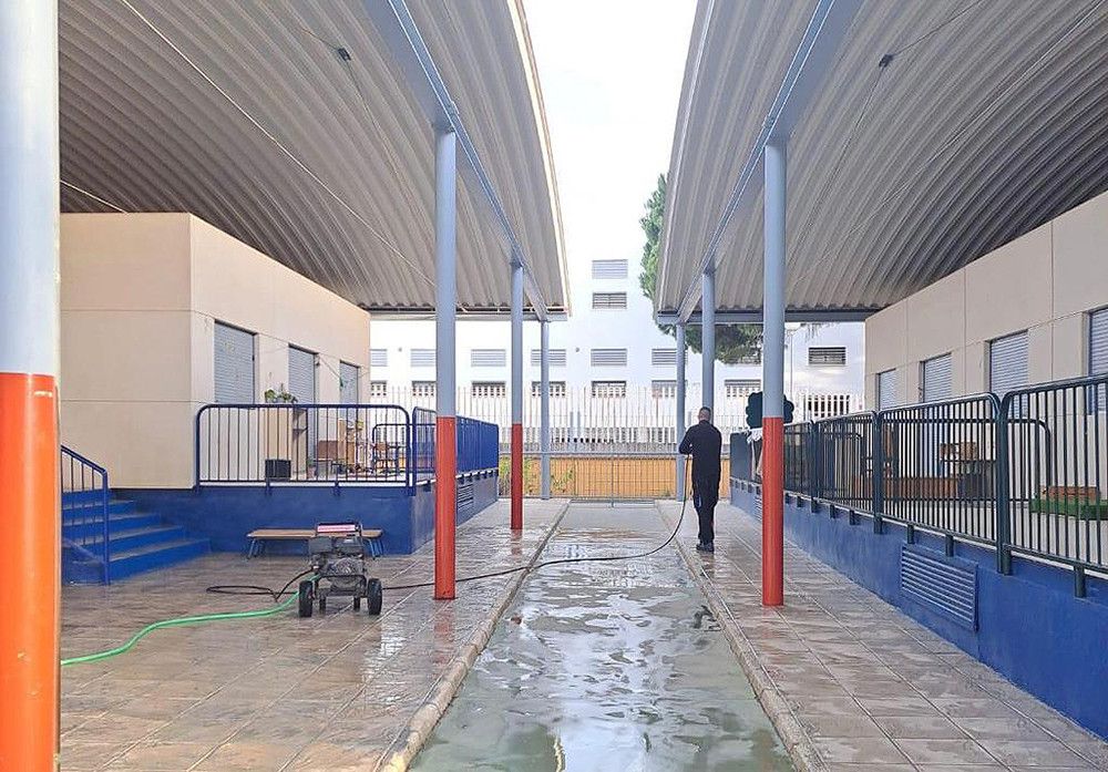 Un dispositivo especial de limpieza prepara los colegios para el regreso a las aulas tras la Navidad