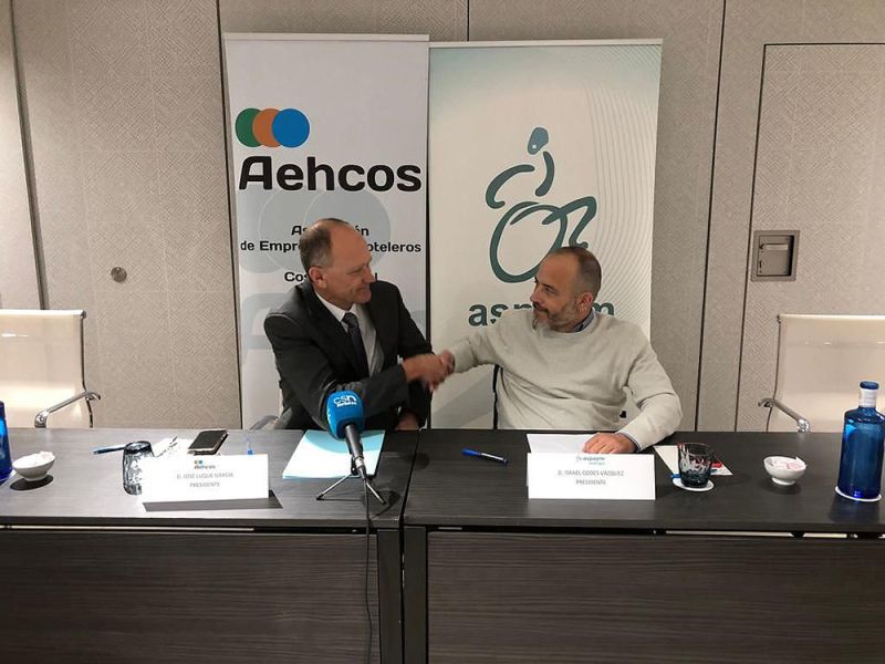 Acuerdo entre Aehcos y Aspaym para fomentar el empleo de personas con discapacidad en la provincia de Málaga
