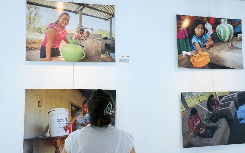La Diputación acoge una exposición sobre cooperación internacional y reconoce a tres cooperantes malagueños