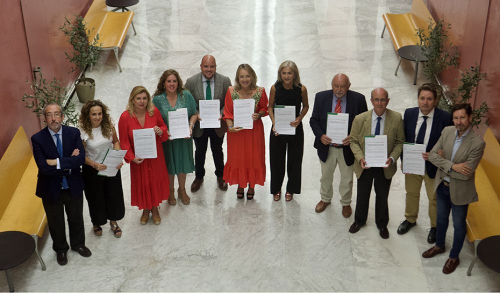 La consejera de Educación firma un acuerdo para reforzar la red de centros concertados con 265 docentes más
