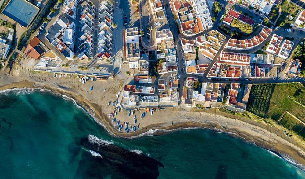 La Junta de Andalucía adelanta el horario de la música en establecimientos de municipios costeros