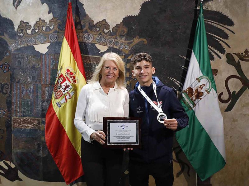 La alcaldesa destaca los éxitos de esta temporada del piloto marbellí Jesús Ríos, campeón de España de Superbike 2023 en categoría Stock600
