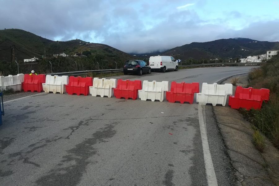 Un desprendimiento obliga a cortar la carretera entre El Borge y Almáchar
