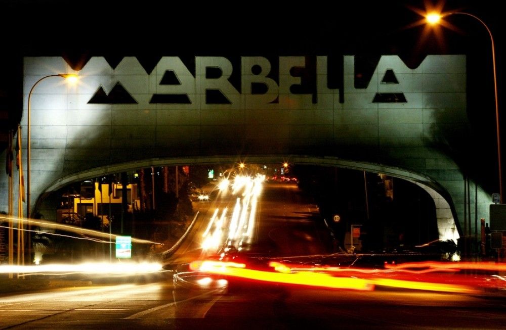 El arco de Marbella y el puente del Santo Cristo del Amor se iluminarán hoy de rojo en apoyo al sector del espectáculo y de los eventos