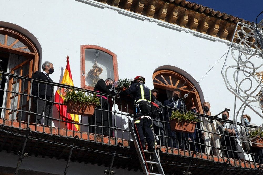 El Ayuntamiento rinde homenaje a la Virgen de la Inmaculada con una ofrenda floral del Cuerpo de Bomberos
