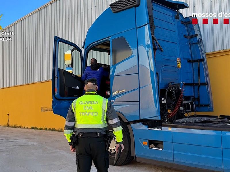 Detenido en Algeciras un empresario de transportes que obligaba a sus trabajadores a conducir más horas de las legales