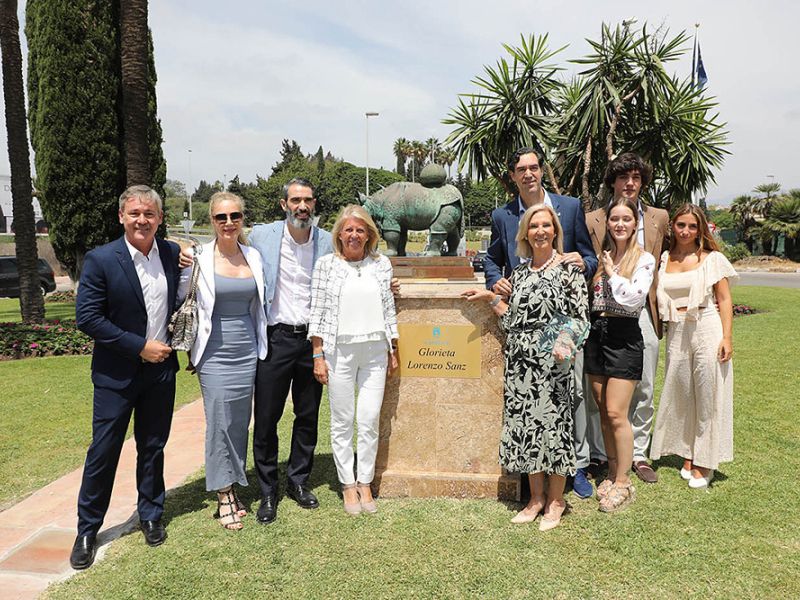 El Ayuntamiento ha reconocido hoy “la labor de promoción y el compromiso continuado con Marbella” de Lorenzo Sanz asignando su nombre a la glorieta ubicada en la intersección de la avenida Naciones Unidas con calle Granados de Puerto Banús