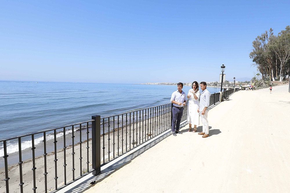 El Ayuntamiento culmina la sustitución de 2,5 kilómetros de barandillas del Paseo Marítimo entre la playa del Ancón y el Hotel Meliá Don Pepe