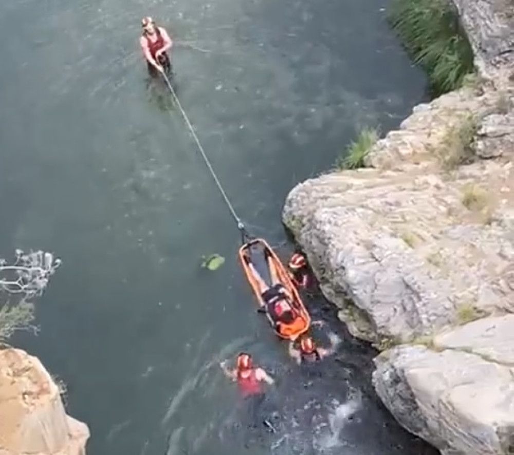 Los Bomberos de Marbella rescatan a un joven herido en el barranco de Las Angosturas tras sufrir una caída de varios metros