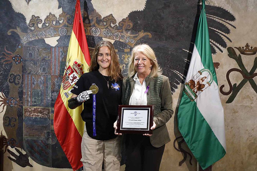 La alcaldesa recibe a Sarah Almagro tras proclamarse campeona mundial de parasurfing