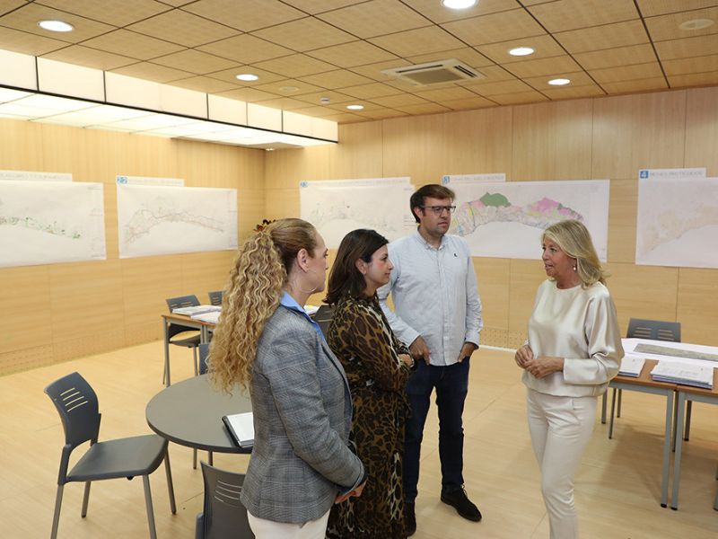 La alcaldesa visita la oficina de exposición pública del PGOM y recuerda que estará abierta hasta finales de julio