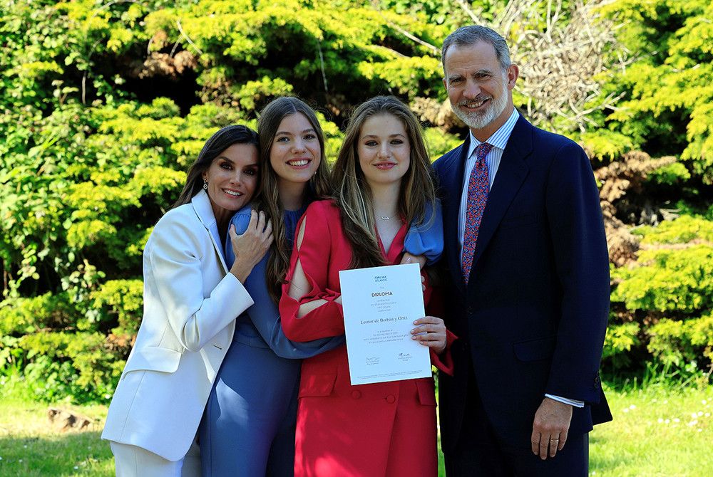 Los reyes asisten a la ceremonia de graduación de la princesa de Asturias en el UWC Atlantic College de Gales